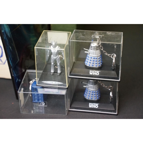 392 - Collection of Doctor Who related items to include a large quantity of books and annuals to include T... 