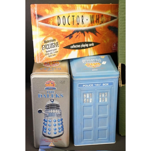 392 - Collection of Doctor Who related items to include a large quantity of books and annuals to include T... 