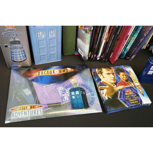 392 - Collection of Doctor Who related items to include a large quantity of books and annuals to include T... 