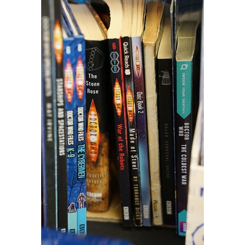 392 - Collection of Doctor Who related items to include a large quantity of books and annuals to include T... 