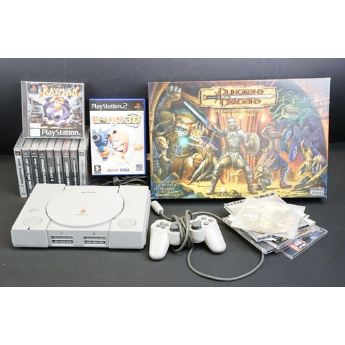 426 - Retro Gaming/ Fantasy Gaming - Original Sony Play Station 1 games console and Sony PS1 controller, t... 