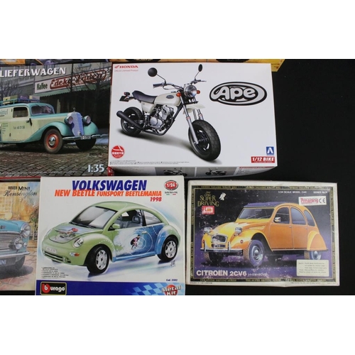 220 - 10 Boxed plastic model kits to include 2 x Italeri (1/9 4642 Yamahan Tenere 660CC & 1/24 3655 Ford E... 