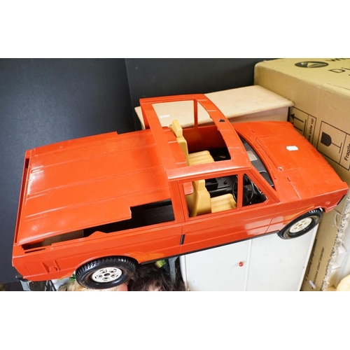 370 - Collection of various unboxed Sindy related items to include Sindy's Range Rover, 2 x Wooden wardrob... 