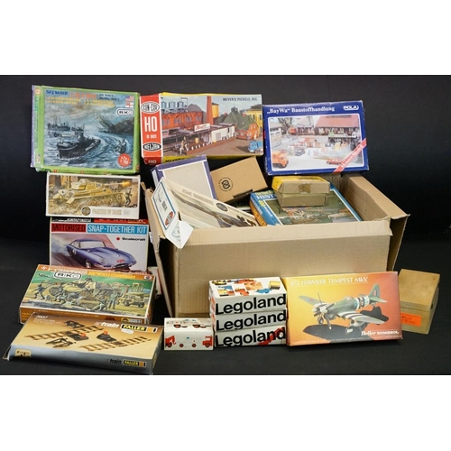 374 - Collection of 19 boxed plastic model kits to include 5 x Airfix examples featuring Panzer IV Tank, B... 