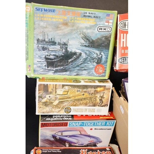 374 - Collection of 19 boxed plastic model kits to include 5 x Airfix examples featuring Panzer IV Tank, B... 