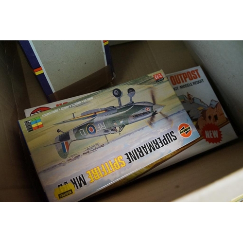 374 - Collection of 19 boxed plastic model kits to include 5 x Airfix examples featuring Panzer IV Tank, B... 