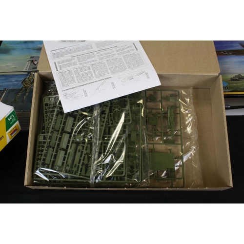 183 - 26 boxed and unbuilt plastic model kits to include 1/48 scale, 1/35 scale and 1/72 scale, featuring ... 