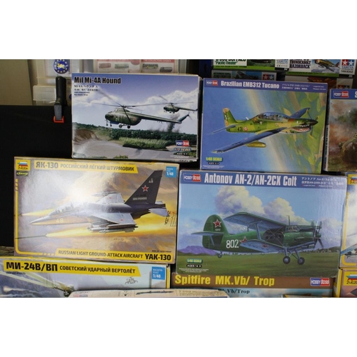 183 - 26 boxed and unbuilt plastic model kits to include 1/48 scale, 1/35 scale and 1/72 scale, featuring ... 