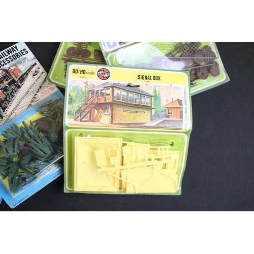 55 - 29 Boxed & carded OO / HO gauge plastic trackside model kits and buildings to include Airfix, Faller... 