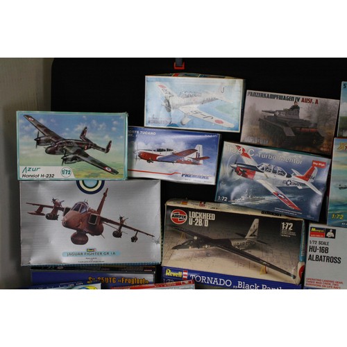 178 - Around 50 boxed 1/72 plastic military kits to include Italeri, Novo, Airfix, Revell, Hobby Boss, AZ ... 