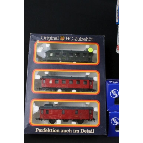 42A - Nine boxed HO gauge items of rolling stock to include Piko 0726 Original Piko Zubehor set, 2 x other... 