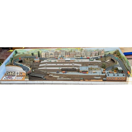 116A - Impress large OO gauge model rail lay out on wood, containing track, trackside buildings, Gaugemaste... 