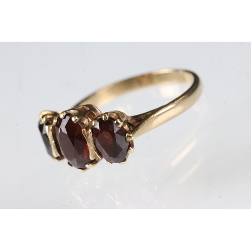 171 - Garnet 9ct yellow gold ring, three oval mixed cut garnets, the principal garnet measuring approx 7.5... 