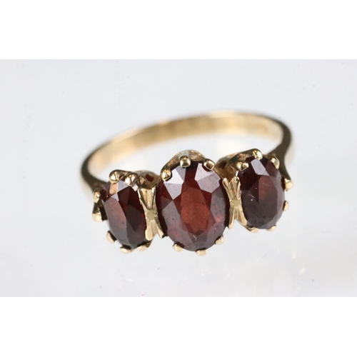 171 - Garnet 9ct yellow gold ring, three oval mixed cut garnets, the principal garnet measuring approx 7.5... 