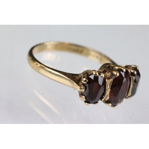 171 - Garnet 9ct yellow gold ring, three oval mixed cut garnets, the principal garnet measuring approx 7.5... 