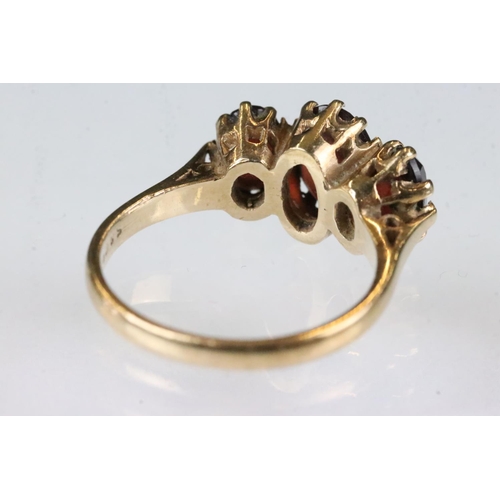 171 - Garnet 9ct yellow gold ring, three oval mixed cut garnets, the principal garnet measuring approx 7.5... 