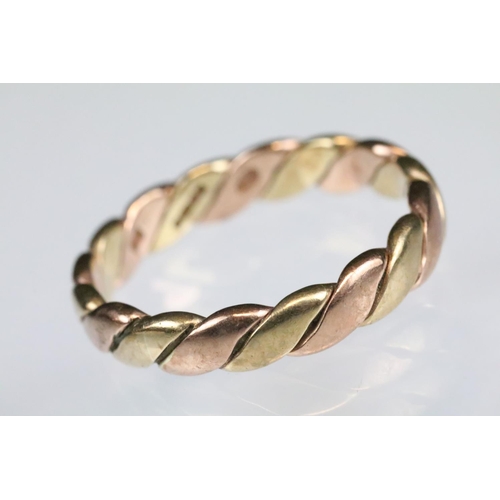 146 - 9ct yellow and rose gold interwoven ring, width approx 3.5mm, ring size Q