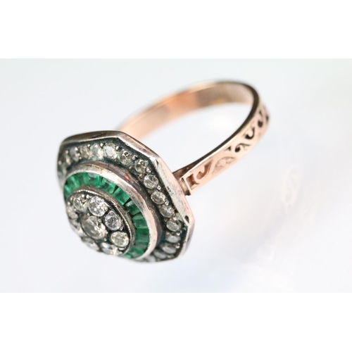 40 - Diamond and emerald rose metal ring, the central round brilliant cut diamond weighing approx 0.15 ca... 