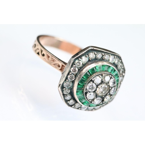 40 - Diamond and emerald rose metal ring, the central round brilliant cut diamond weighing approx 0.15 ca... 