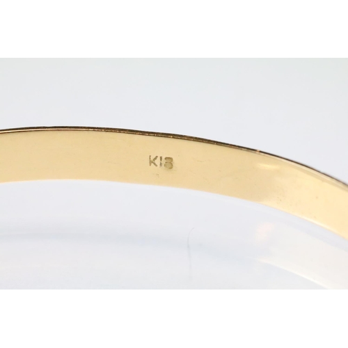 45 - Four 18ct yellow gold bangles, foliate scroll decoration in relief, width approx 5mm, interior diame... 