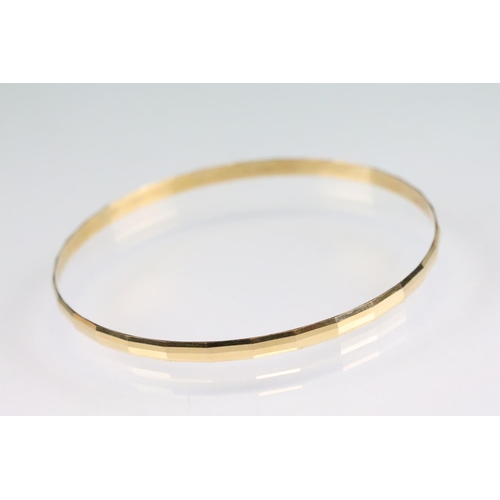 46 - 18ct yellow gold bangle, faceted design, width approx 3.5mm, interior diameter approx 20.5cm