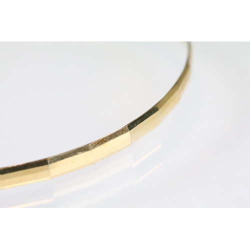 46 - 18ct yellow gold bangle, faceted design, width approx 3.5mm, interior diameter approx 20.5cm