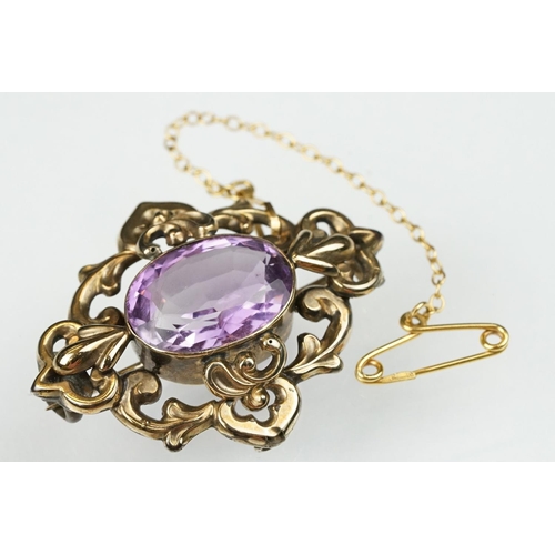 105 - Late 19th /  early 20th century amethyst yellow metal brooch, the oval mixed cut amethyst measuring ... 