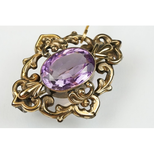 105 - Late 19th /  early 20th century amethyst yellow metal brooch, the oval mixed cut amethyst measuring ... 