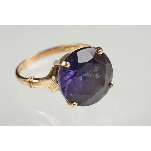 113 - Synthetic colour change sapphire yellow gold ring, the round mixed cut synthetic sapphire diameter a... 