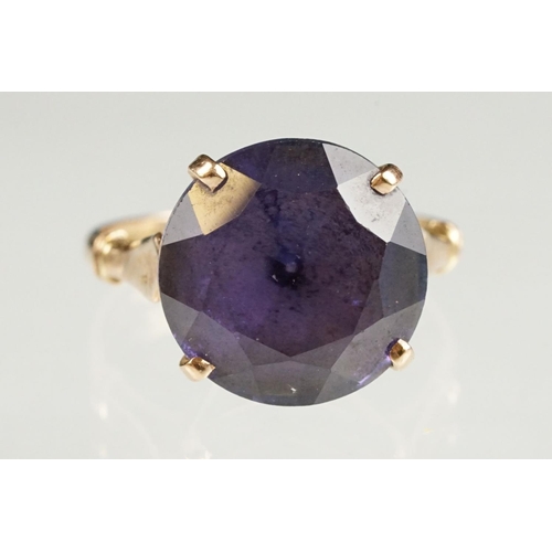 113 - Synthetic colour change sapphire yellow gold ring, the round mixed cut synthetic sapphire diameter a... 