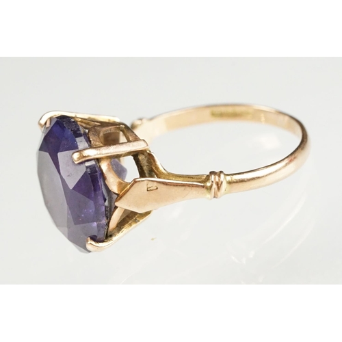 113 - Synthetic colour change sapphire yellow gold ring, the round mixed cut synthetic sapphire diameter a... 