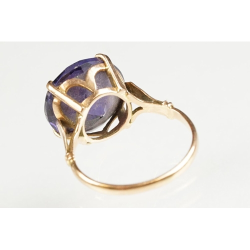 113 - Synthetic colour change sapphire yellow gold ring, the round mixed cut synthetic sapphire diameter a... 