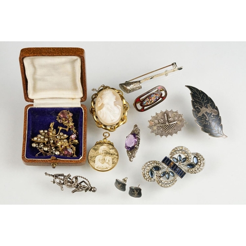 118 - Collection of late 19th and early 20th century costume jewellery to include unmarked silver bar broo... 