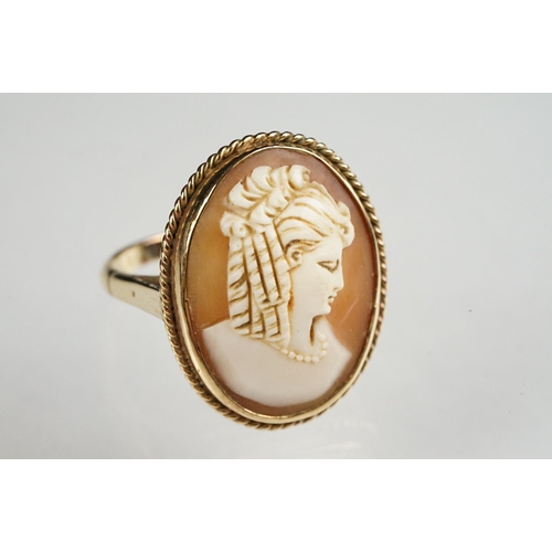 120 - Shell cameo yellow gold ring, the oval cameo depicting female profile with ringlet hair facing right... 