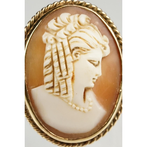 120 - Shell cameo yellow gold ring, the oval cameo depicting female profile with ringlet hair facing right... 