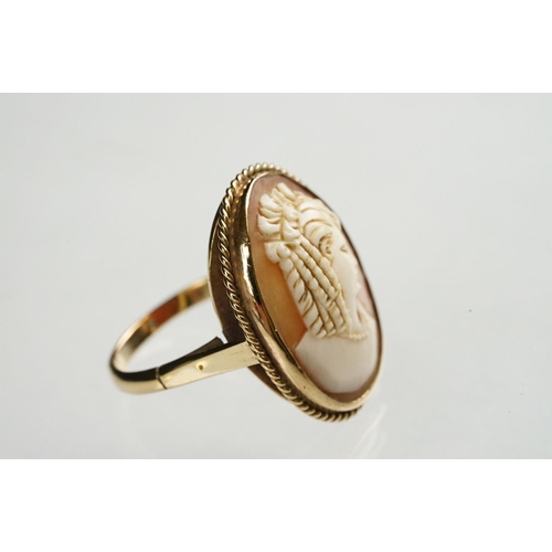 120 - Shell cameo yellow gold ring, the oval cameo depicting female profile with ringlet hair facing right... 