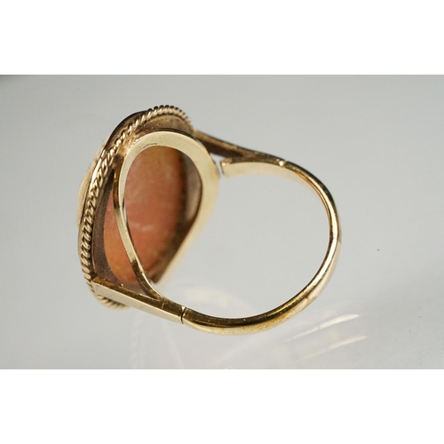 120 - Shell cameo yellow gold ring, the oval cameo depicting female profile with ringlet hair facing right... 