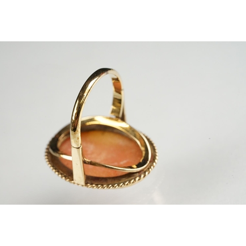 120 - Shell cameo yellow gold ring, the oval cameo depicting female profile with ringlet hair facing right... 