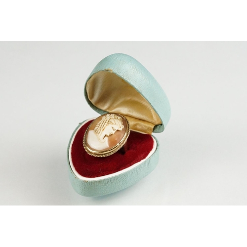 120 - Shell cameo yellow gold ring, the oval cameo depicting female profile with ringlet hair facing right... 