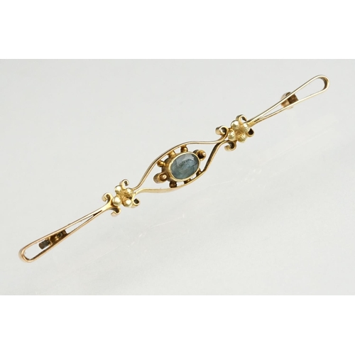 126 - Aquamarine 15ct yellow gold bar brooch, the oval mixed cut aquamarine measuring approx 5 x 3.5mm, ru... 