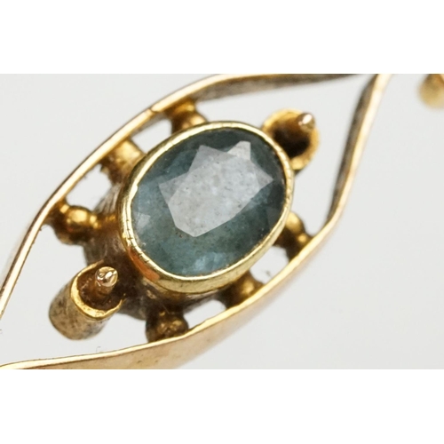 126 - Aquamarine 15ct yellow gold bar brooch, the oval mixed cut aquamarine measuring approx 5 x 3.5mm, ru... 