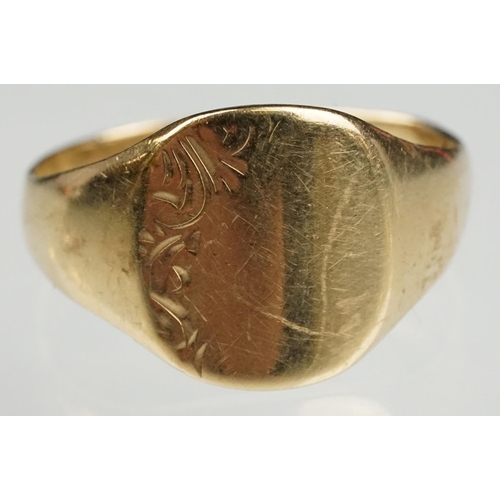 132 - 9ct yellow gold Gents signet ring, engraved foliate decoration to the head, tapered shoulders, ring ... 