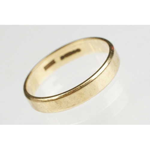 136 - 9ct yellow gold wedding band, plain polished, width approx 4mm, ring size U