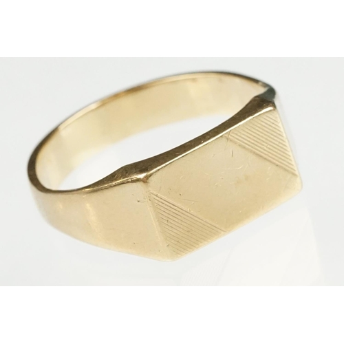 139 - Yellow metal Gents signet ring, rectangular head, reeded and plain polished, tapered shoulders, ring... 