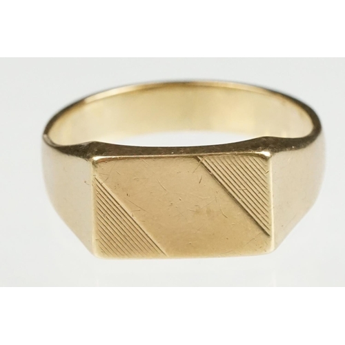 139 - Yellow metal Gents signet ring, rectangular head, reeded and plain polished, tapered shoulders, ring... 