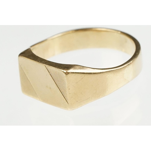 139 - Yellow metal Gents signet ring, rectangular head, reeded and plain polished, tapered shoulders, ring... 