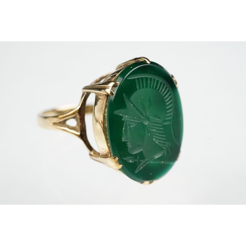 82 - Green agate intaglio 9ct gold ring, the intaglio carved as a Roman centurion facing left, claw set, ... 