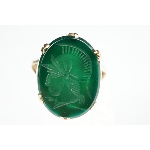 82 - Green agate intaglio 9ct gold ring, the intaglio carved as a Roman centurion facing left, claw set, ... 