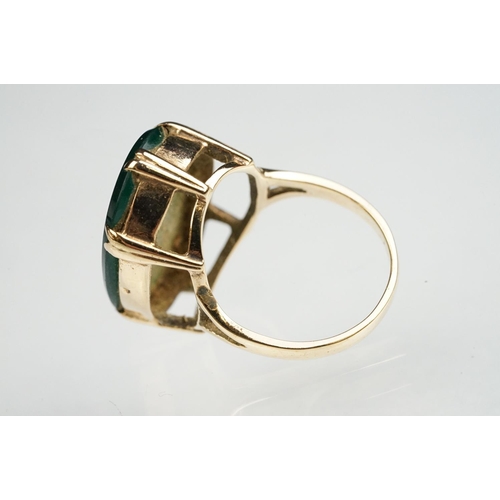 82 - Green agate intaglio 9ct gold ring, the intaglio carved as a Roman centurion facing left, claw set, ... 