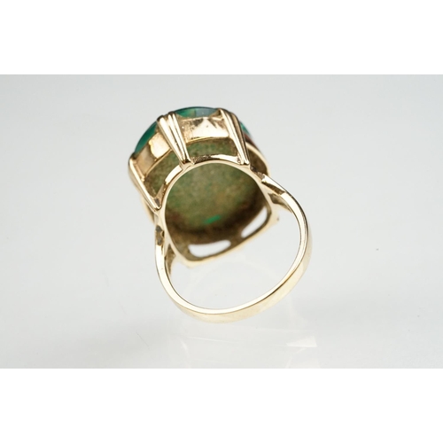 82 - Green agate intaglio 9ct gold ring, the intaglio carved as a Roman centurion facing left, claw set, ... 